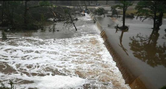 ටෙක්සාස්හි ගංවතුරින් මිය ගිය පිරිස 100 ඉක්මවයි.